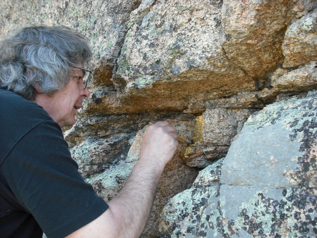 François JEKER appose de la feuille d'or sur des roches au nord de Madrid
