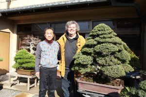 François JEKER en visite chez Tohru SUZUKI, à côté d'un genévrier formé par le grand père de Tohru.
