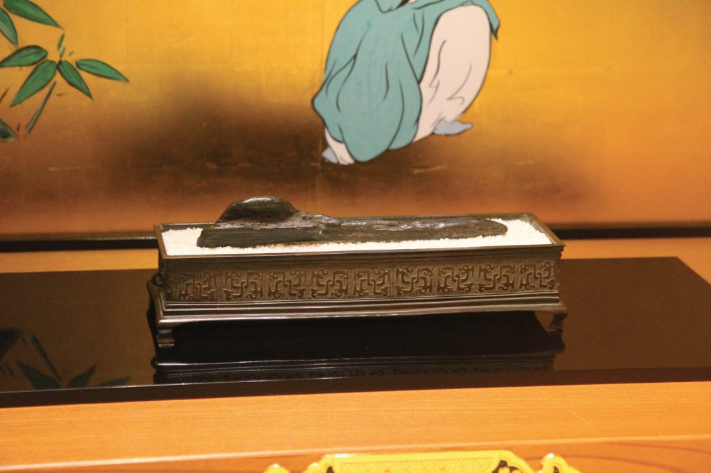 Yume no uni hashi, le suiseki le plus célèbre au Japon, ayant appartenu à l'empereur Godaïgo